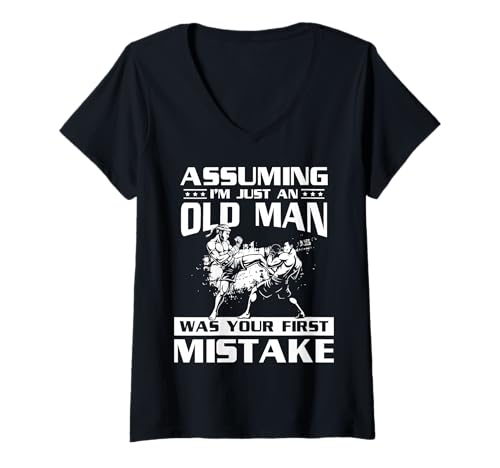 Damen Assuming Im Just A Old Man was Your First Mistake T-Shirt mit V-Ausschnitt von Muay Thai Design Thailand MMA