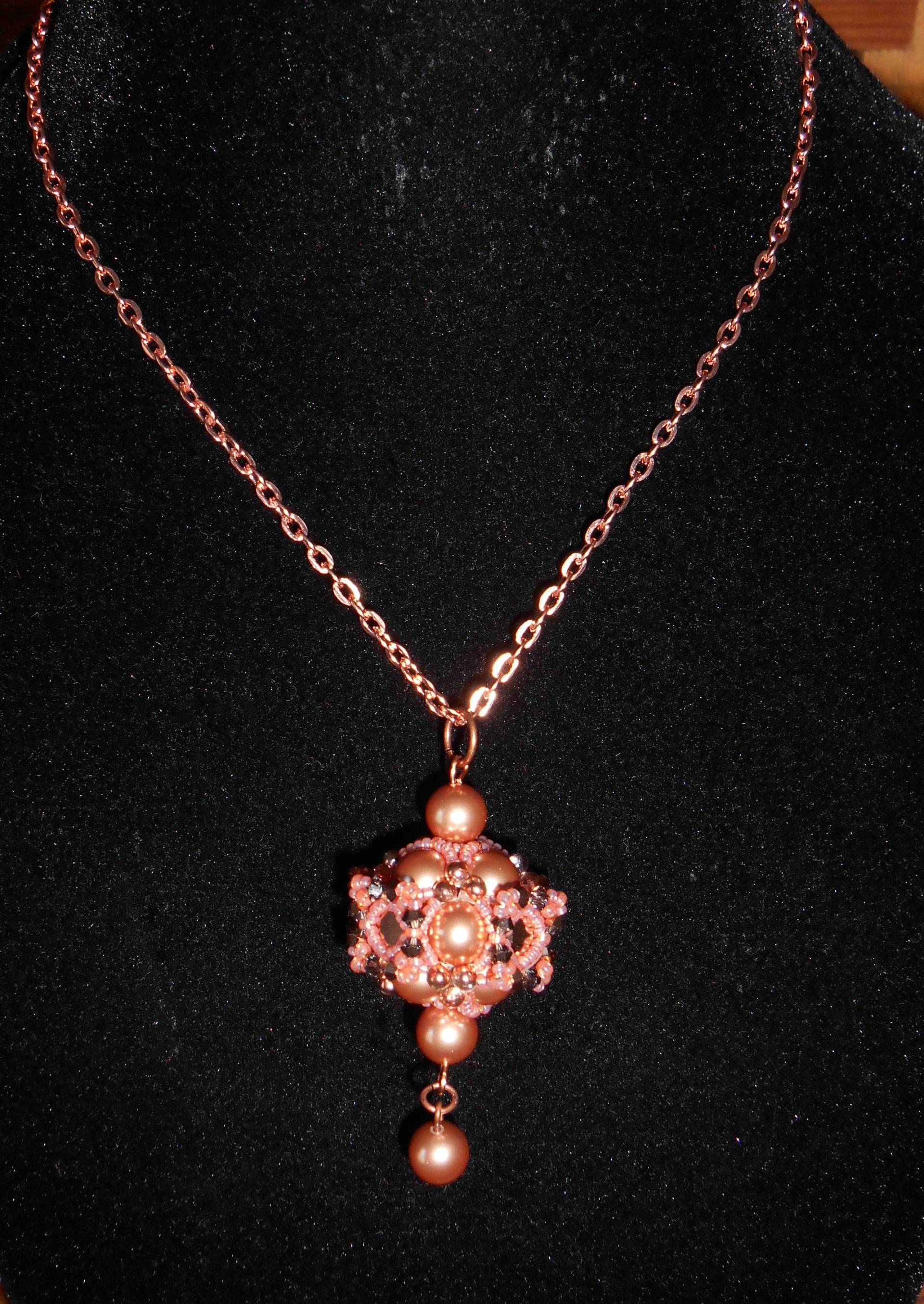 Ooak Swarovski Crystal Long Rose Gold Farbene Perlen Laterne Anhänger Ooak Swarovski Crystal Long Rose Gold Farbene Perlen Laterne Anhänger von MuckyMusings