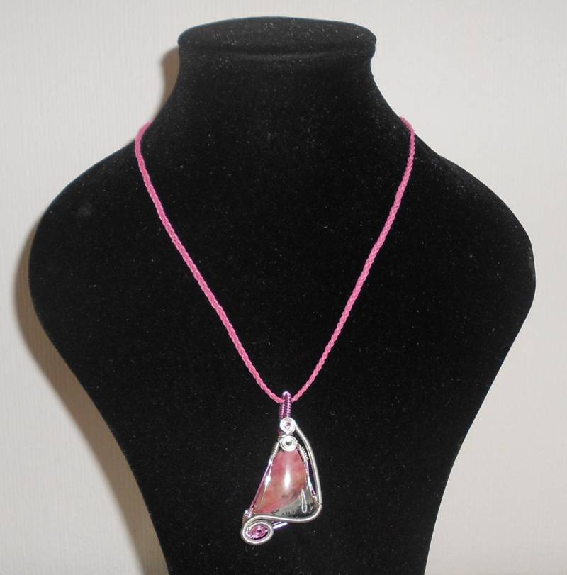 Ungewöhnlich Geformter Rhodonit Edelstein Und Wire Wrap Anhänger Ungewöhnlich Geformter Rhodonit Edelstein Und Wire Wrap Anhänger von MuckyMusings
