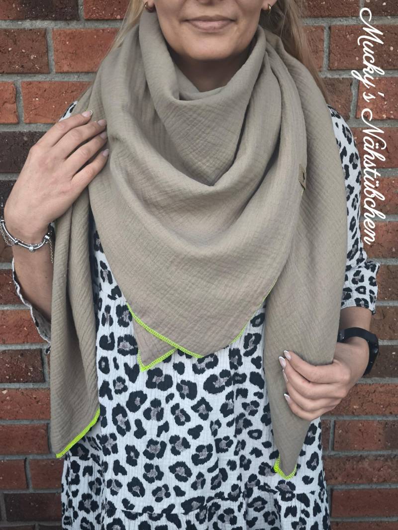 Xxl Musselintuch Dreieckig in Beige Mit Neon Gelb Ca.135 X 135 cm von MuckysNaehstuebchen