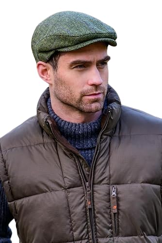 Mucros Weavers Men's Irish Trinity Flat Cap Driving Cap Made in Ireland (Green Herringbone, Medium) von Mucros Weavers