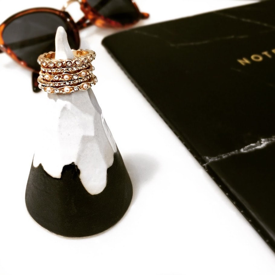 Moderner Ring Kegel Eleganter Minimal 22 Karat Gold Verlobungsring von MuddyHeart