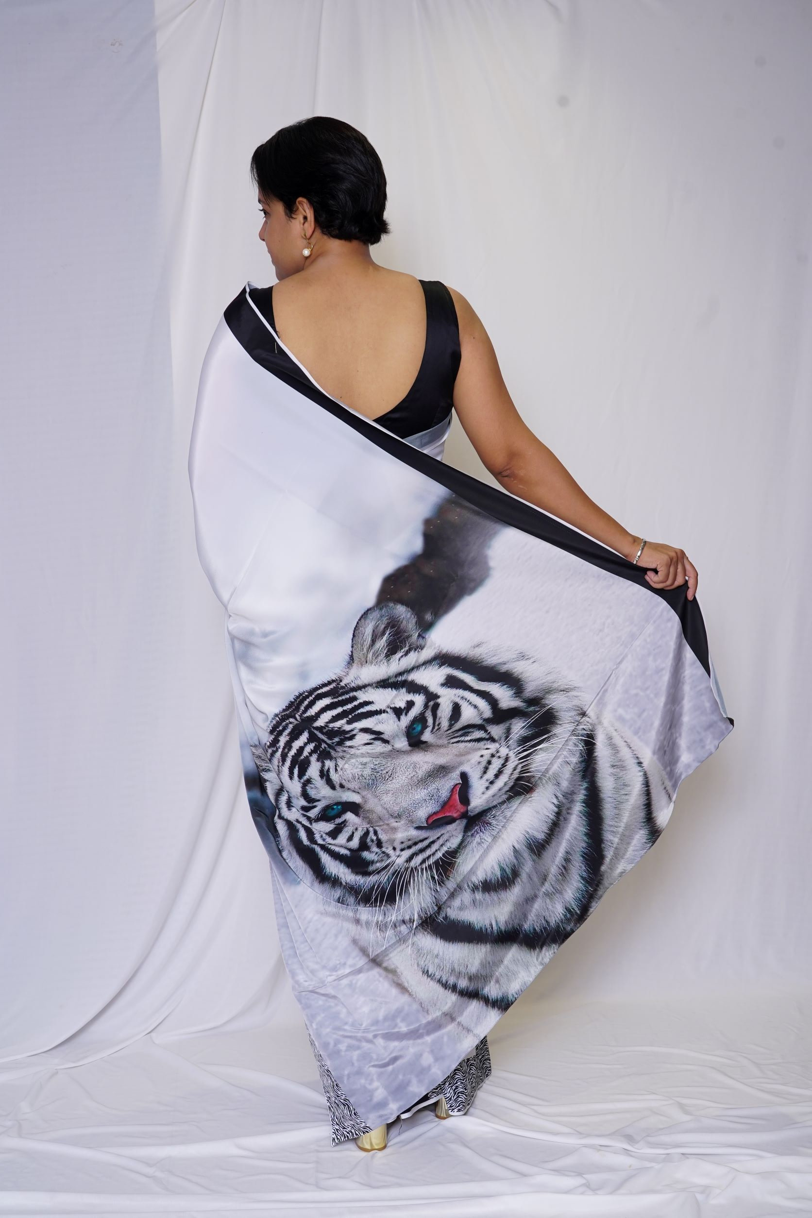 Weiße Tigerin Crepe Saree// Digitaldruck/ Partywear/ Saree Mit Bluse von MuditabyLejina