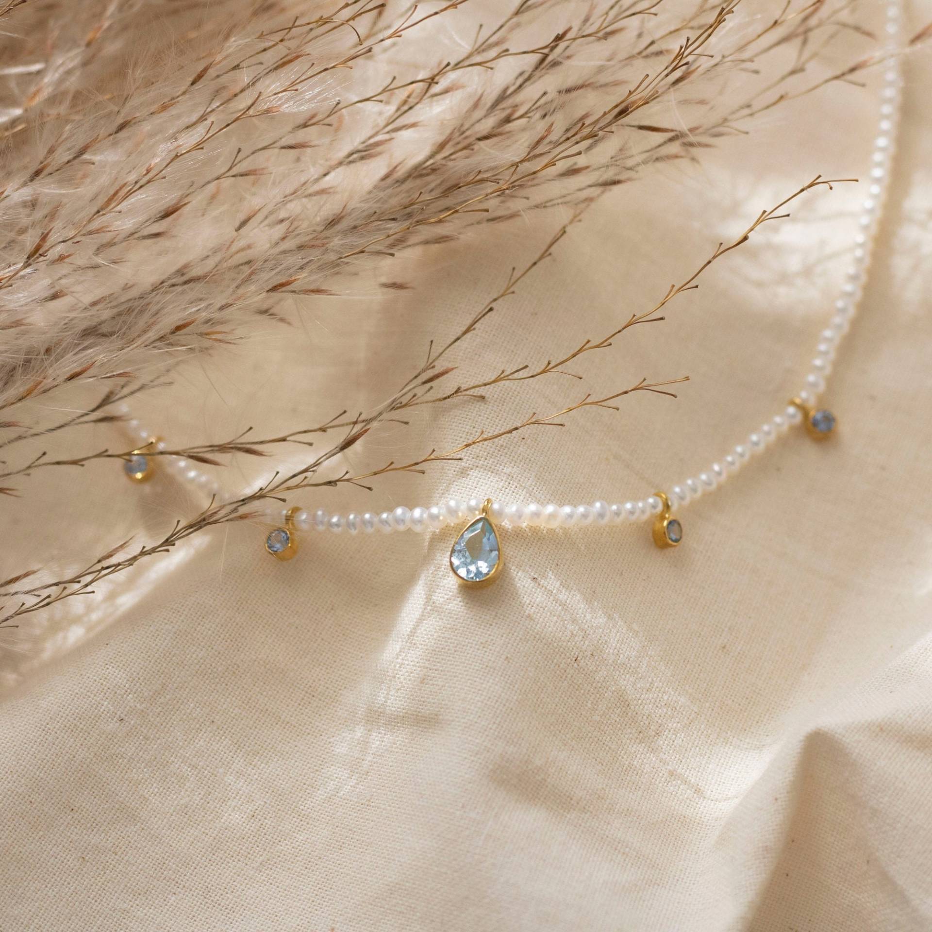 Perlenkette Mit Blautopas Edelsteinen Süßwasserperlenkette 585 Gelbgold 14 Karat Hochzeit Filigraner Perlenschmuck Perlenkette Mit Blautopas Edelsteinen Süßwasserperlenkette 585 Gelbgold 14 Karat Hochzeit Filigraner Perlenschmuck von MuellerCollection