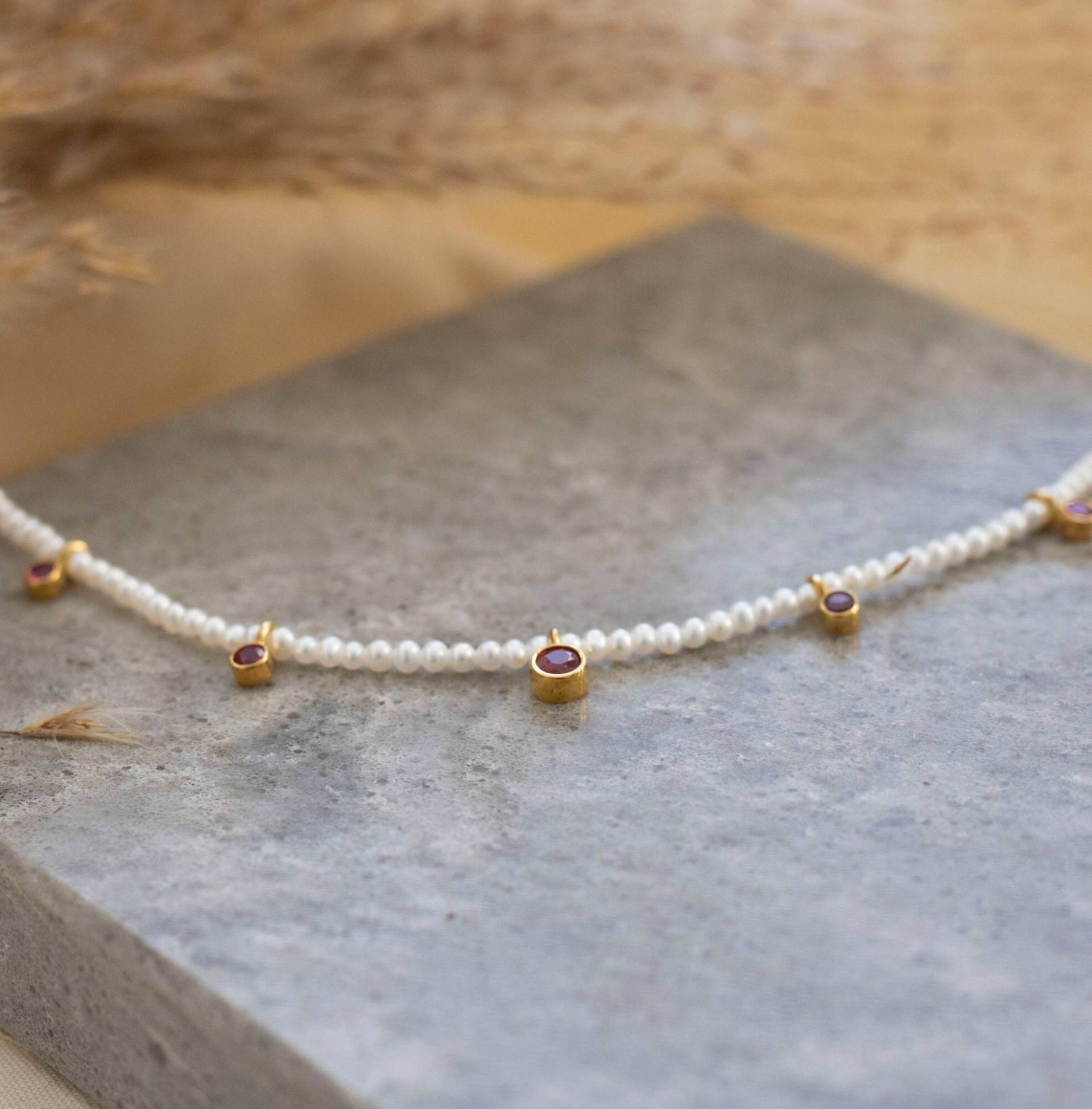 Perlenkette Mit Rubin Edelsteinen Süßwasserperlenkette 585 Gelbgold 14 Karat Hochzeit Filigraner Perlenschmuck Perlenkette Mit Rubin Edelsteinen Süßwasserperlenkette 585 Gelbgold 14 Karat Hochzeit Filigraner Perlenschmuck von MuellerCollection