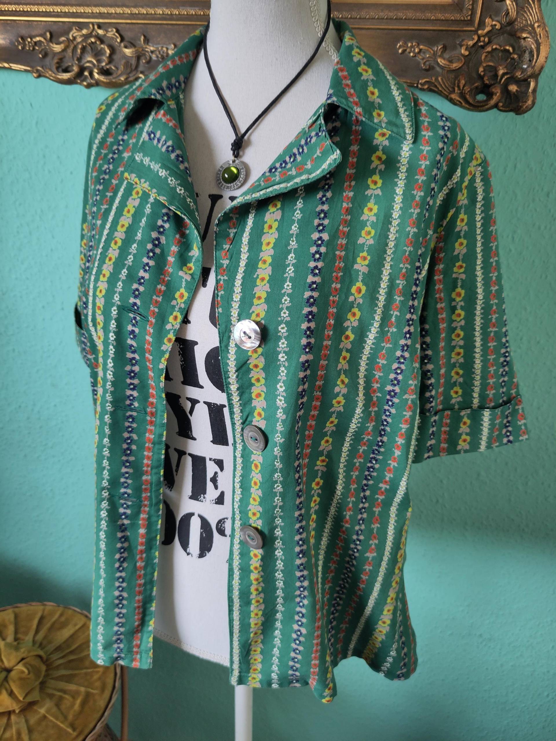 Bluse 70Er Trachtenbluse Grün Mit Kleinen Blumen Restaurierung Slow Fashion von Muenchis