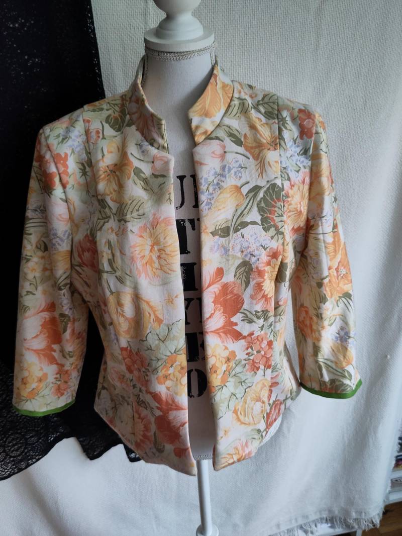 Geblümte Jacke Mit Stehkragen Selbstgenäht Aus Vintagestoffen Größe 38 von Muenchis