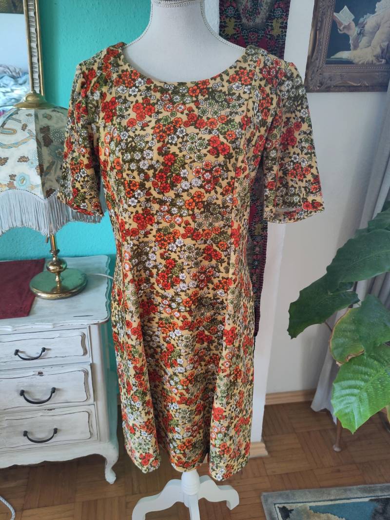 Mittellanges Businesskleid in Blumigen Samtstoff Vintagestoff von Muenchis