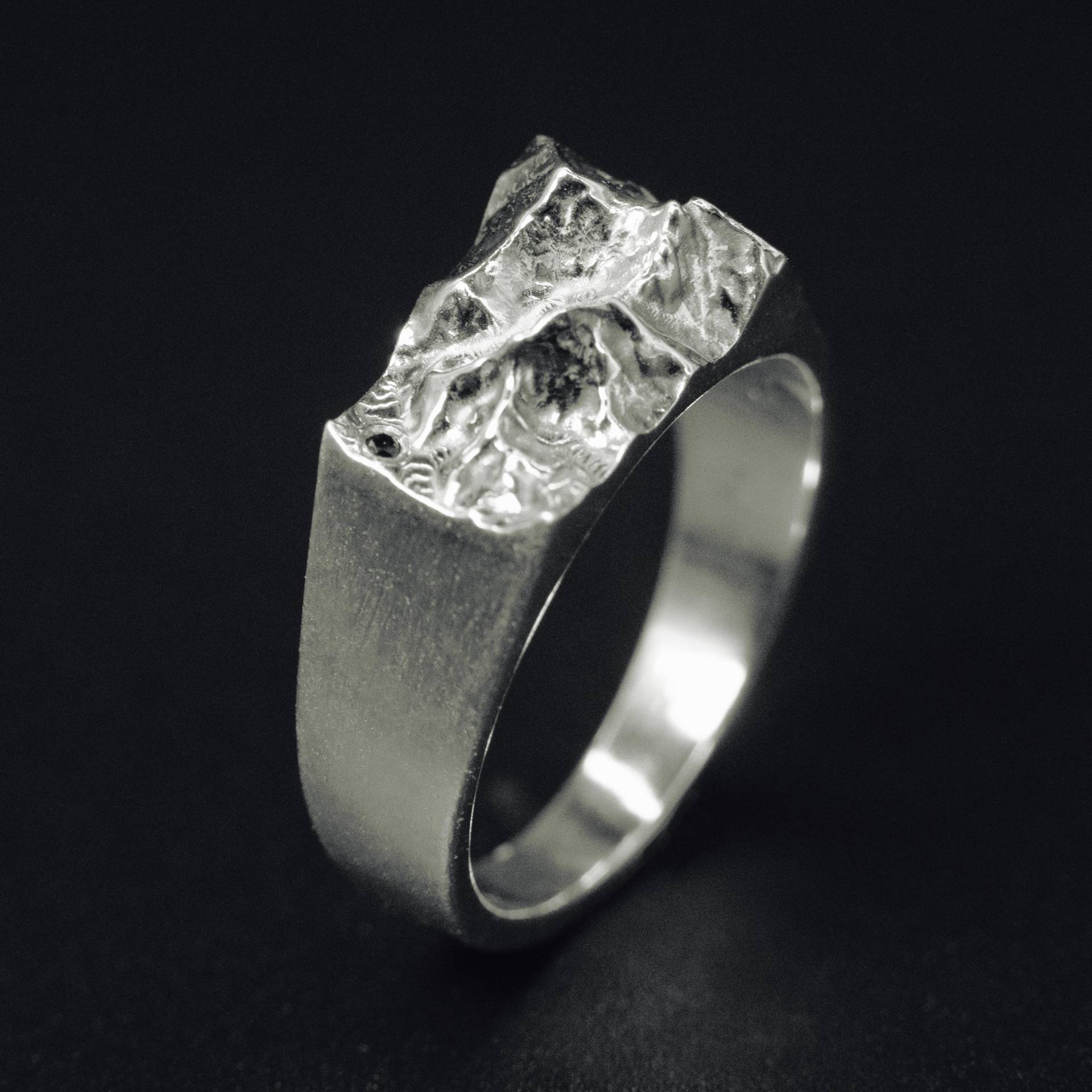 Everest Ascent Ring // Sterling Silver With Black Diamond Everest Ascent Ring // Sterling Silver With Black Diamond von Mueski