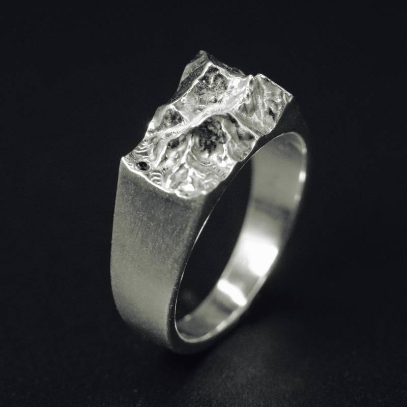 Everest Ascent Ring // Sterling Silver With Black Diamond Everest Ascent Ring // Sterling Silver With Black Diamond von Mueski