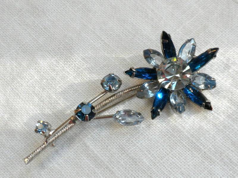 strass Blumen Spray Brosche Schattierungen Von Blau strass Blumen Spray Brosche Schattierungen Von Blau von MuffysAttic