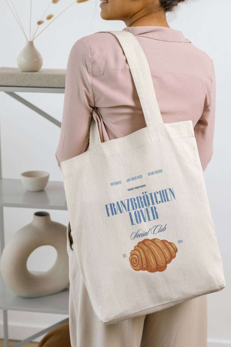 Franzbrötchen Lover Club Retro Comic Mug Tote Bag Sweets Gift Sustainable Y2K Aesthetic Funny Meme Wellness Girl Breakfast 90S von PricelessMomentsDE