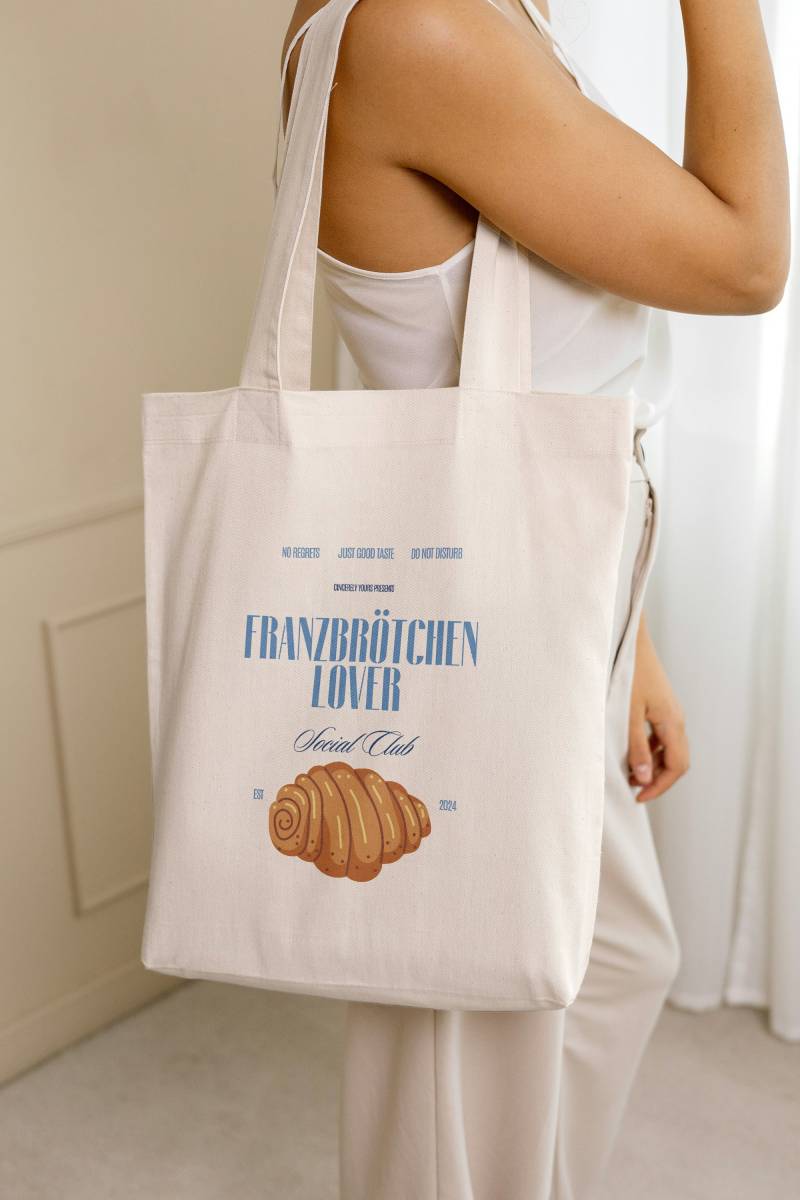 Franzbrötchen Lover Club Retro Comic Mug Tote Bag Sweets Gift Sustainable Y2K Aesthetic Funny Meme Wellness Girl Breakfast 90S von PricelessMomentsDE