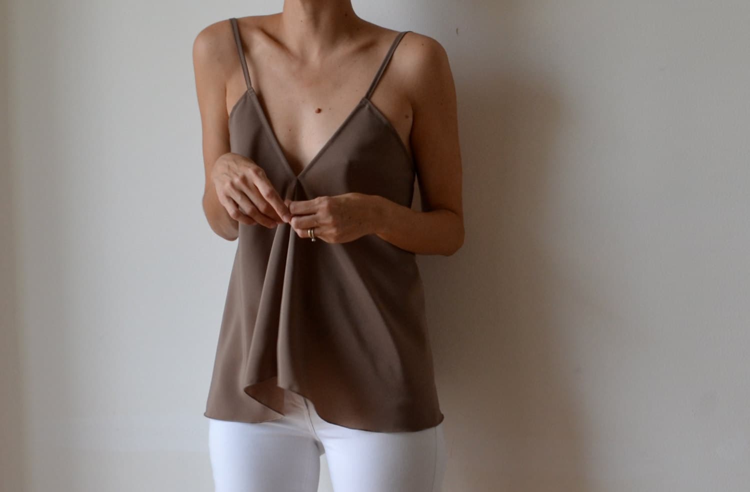 Taupe Schrägschnitt Cami Top Verstellbarer Riemen V-Neck Boho Bluse von MuguetMilan