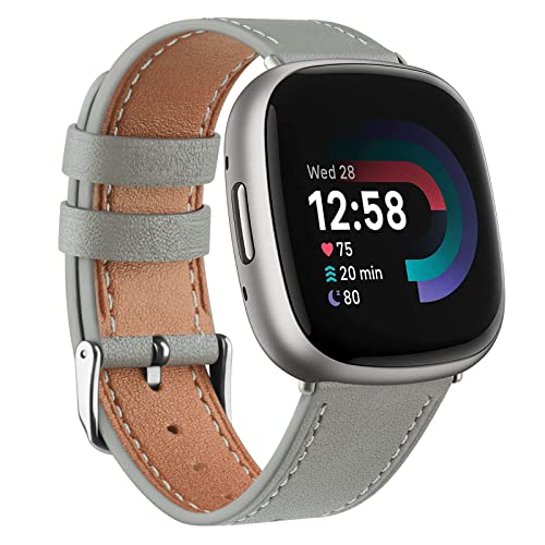 Mugust Kompatibel mit Fitbit Versa 4 Armband/Fitbit Versa 3 Armband/Fitbit Sense 2 Armband Damen Herren, Leder Verstellbarer Ersatz Armband für Fitbit Versa 3/Sense/Versa 4/Sense 2 (Grau) von Mugust