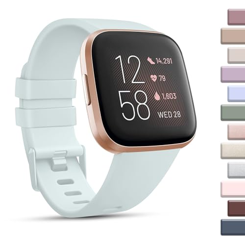 Mugust Sportarmbänder, kompatibel mit Fitbit Versa 2/Fitbit Versa/Versa Lite/Versa SE, klassisches weiches Silikon-Ersatzarmband für Fitbit Versa 2 Smartwatch für Damen und Herren (klein, helles Cyan) von Mugust