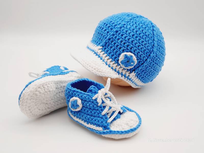 Gehäkelte Baby-Turnschuhe Mit Baseballcap in Hellblau - Geburtsgeschenk Taufgeschenk Gehäkelte Baby-Turnschuhe Mit Baseballcap in Hellblau - Geburtsgeschenk Taufgeschenk von MuhrielAndFriends