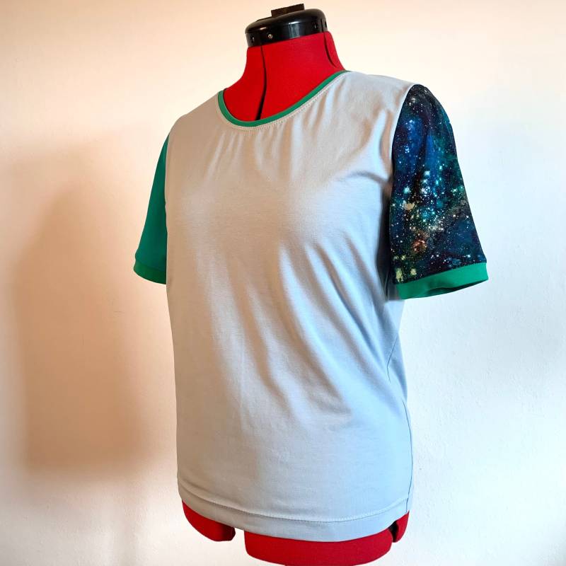 Buntes Kurzarm Tshirt Damen Größe M Hellblau Und Weltall von MujeGoods