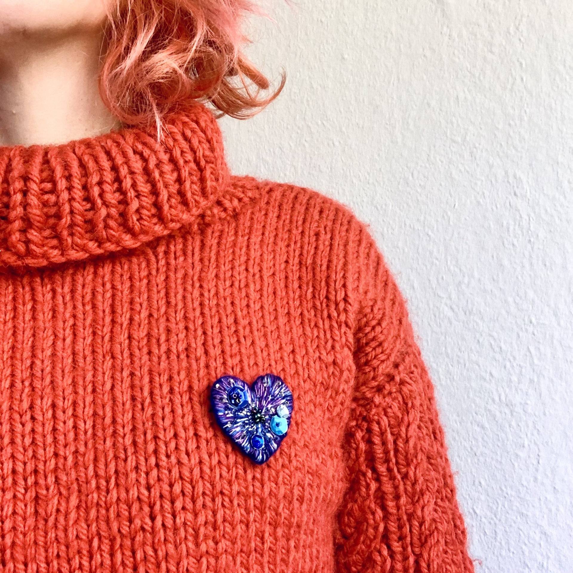 Herzbrosche Gestickt Mit Perlen Blau von MujeGoods