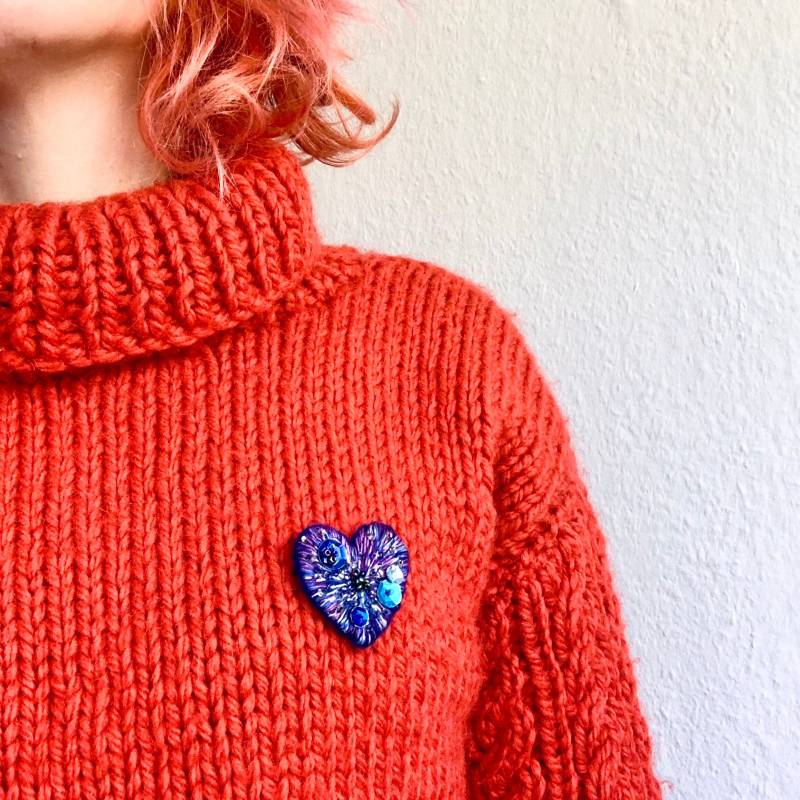 Herzbrosche Gestickt Mit Perlen Blau von MujeGoods