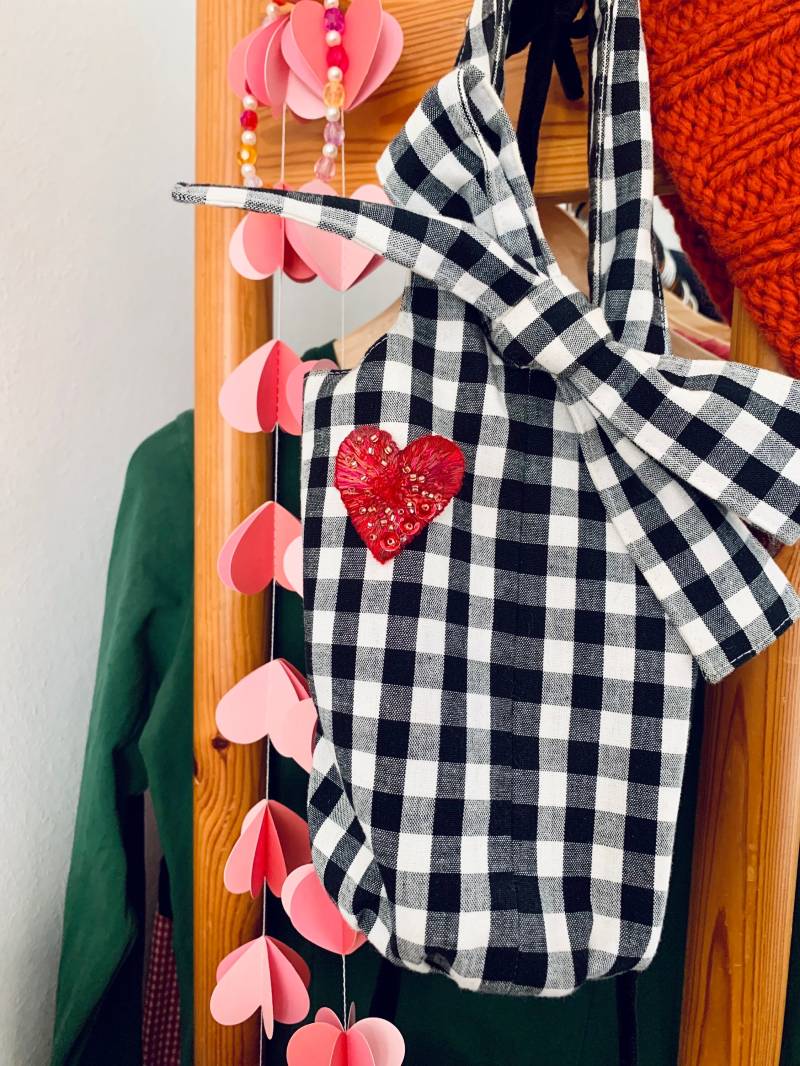 Herzbrosche Gestickt Mit Perlen Rot von MujeGoods