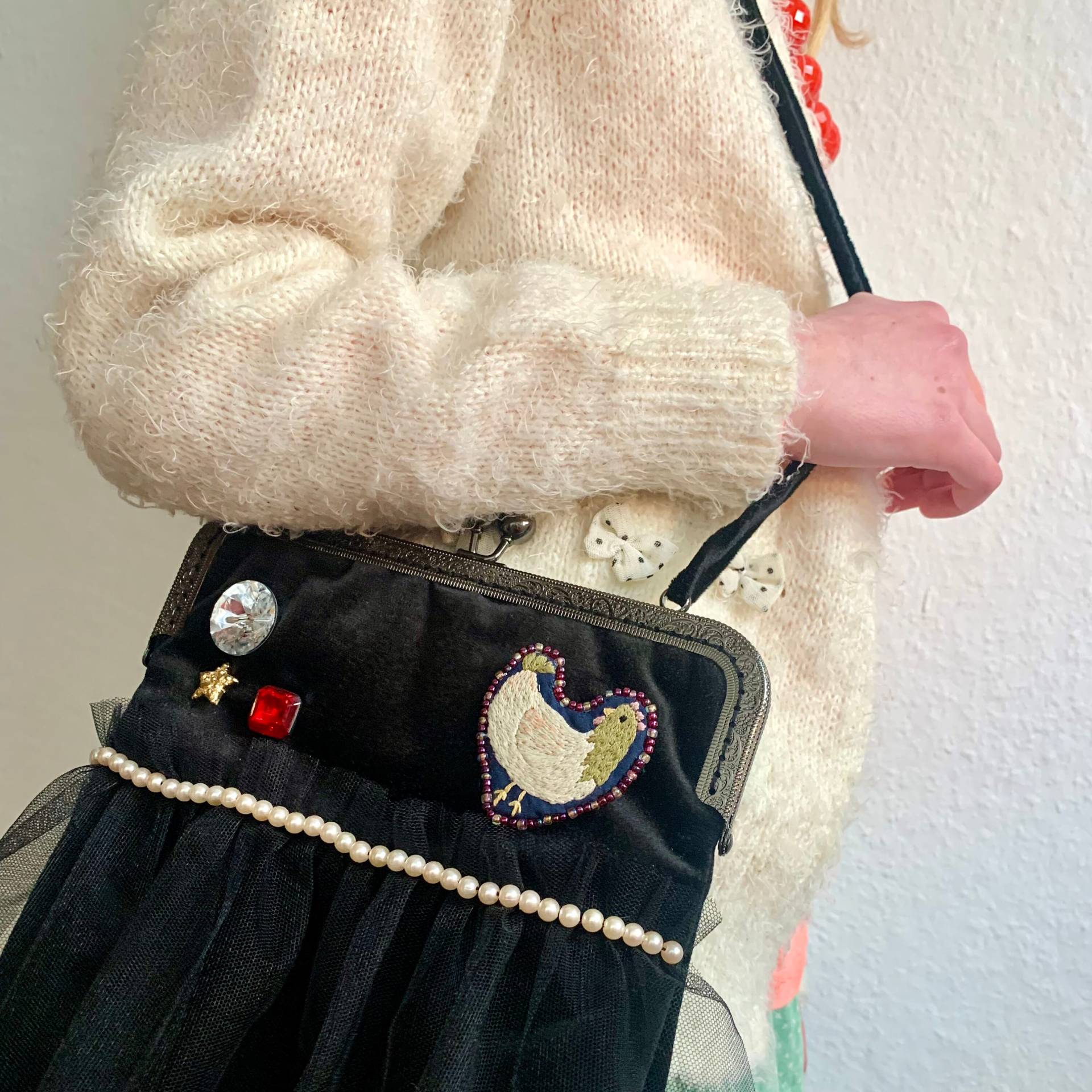 Hühnerbrosche Handgestickt „Brunhilde" von MujeGoods