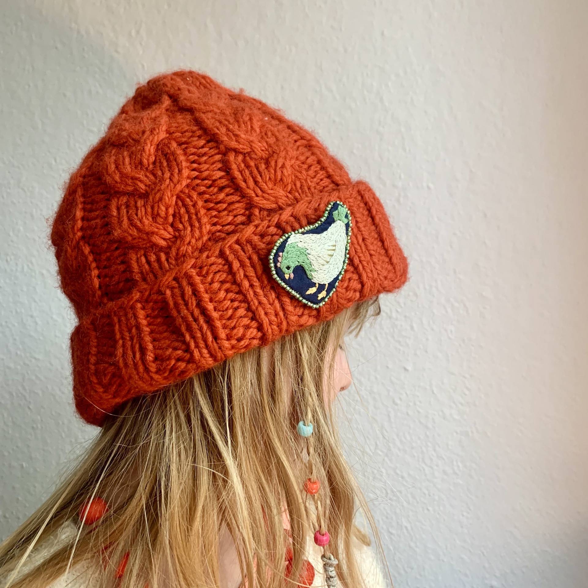 Hühnerbrosche Handgestickt „Effi" von MujeGoods