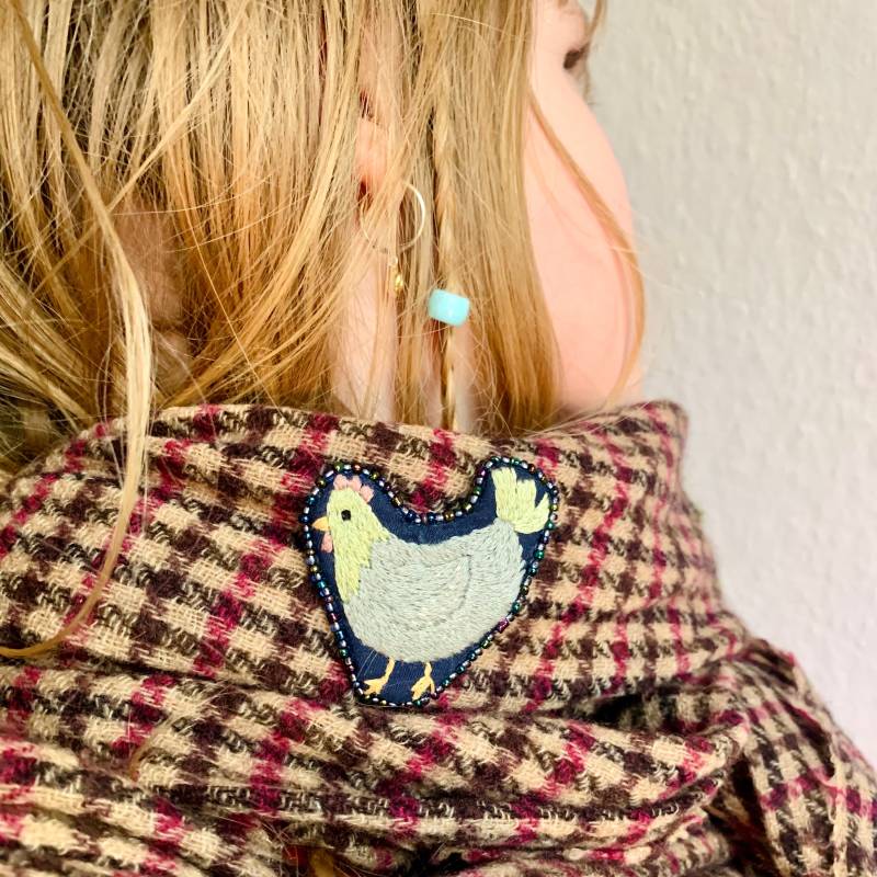 Hühnerbrosche Handgestickt „Erika" von MujeGoods