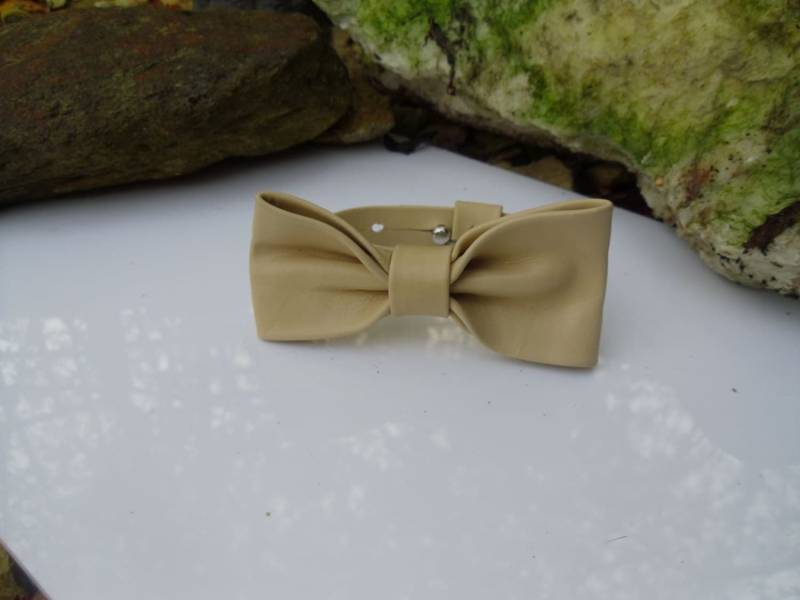 Frauen Beige Leder Bogen Handgelenk Armband von Mukshy