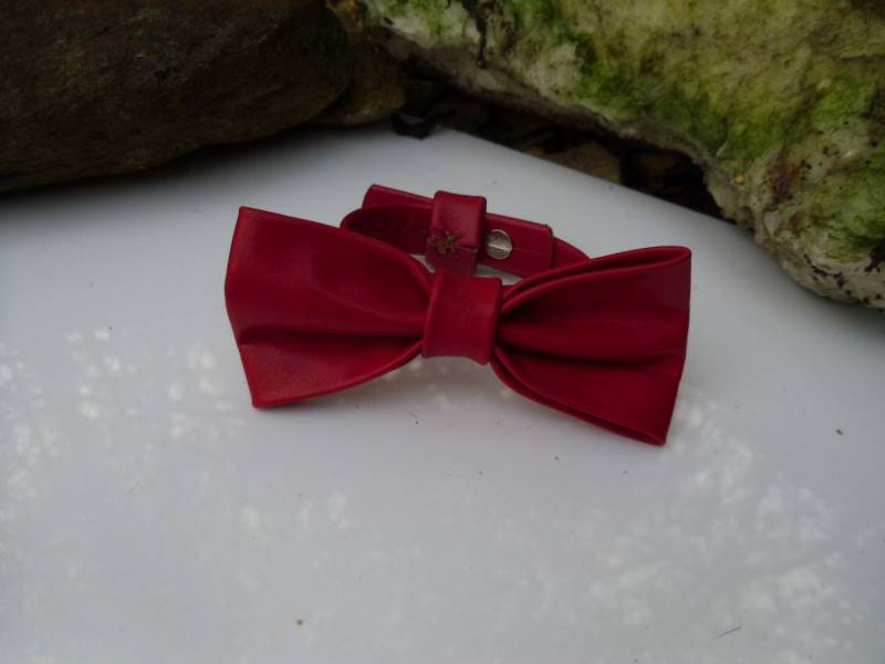 Rotes Leder Schleifenarmband Rotes Leder Schleifenarmband von Mukshy