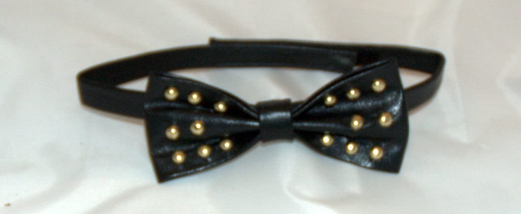 Schwarze Lederfliege Mit Silberfarbenen Metallnieten Schwarze Lederfliege Mit Silberfarbenen Metallnieten von Mukshy