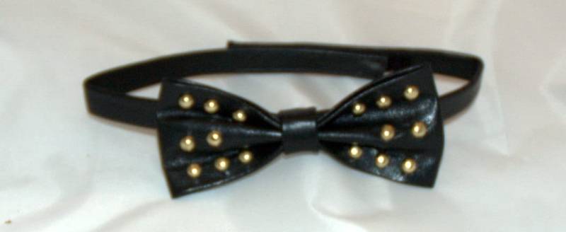 Schwarze Lederfliege Mit Silberfarbenen Metallnieten Schwarze Lederfliege Mit Silberfarbenen Metallnieten von Mukshy