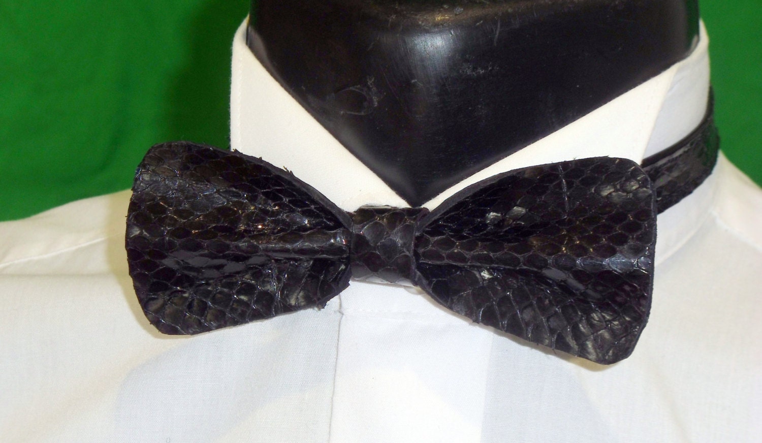 Vintage Schwarze Cobra Schlangenleder Fliege Vintage Schwarze Cobra Schlangenleder Fliege von Mukshy