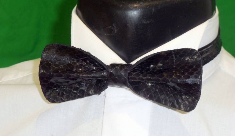 Vintage Schwarze Cobra Schlangenleder Fliege von Mukshy