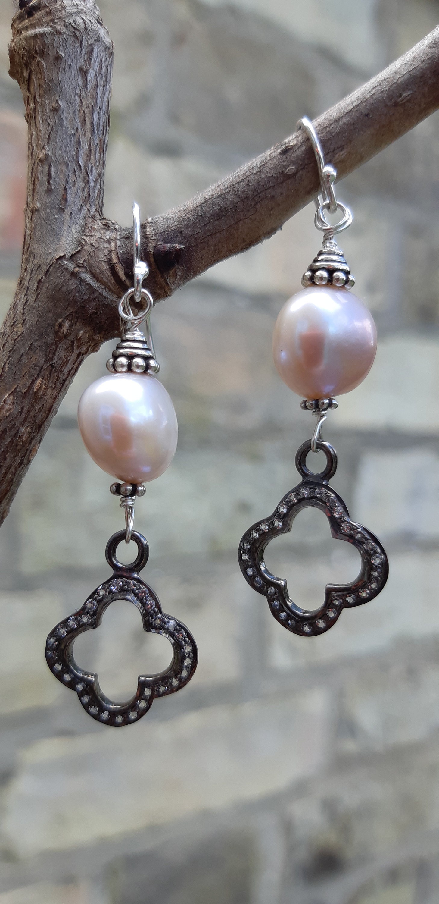 Altrosa Perle Und Weiße Topas Pflastern Klee Anhänger Sterling Silber Ohrringe von MulberryDogJewellery