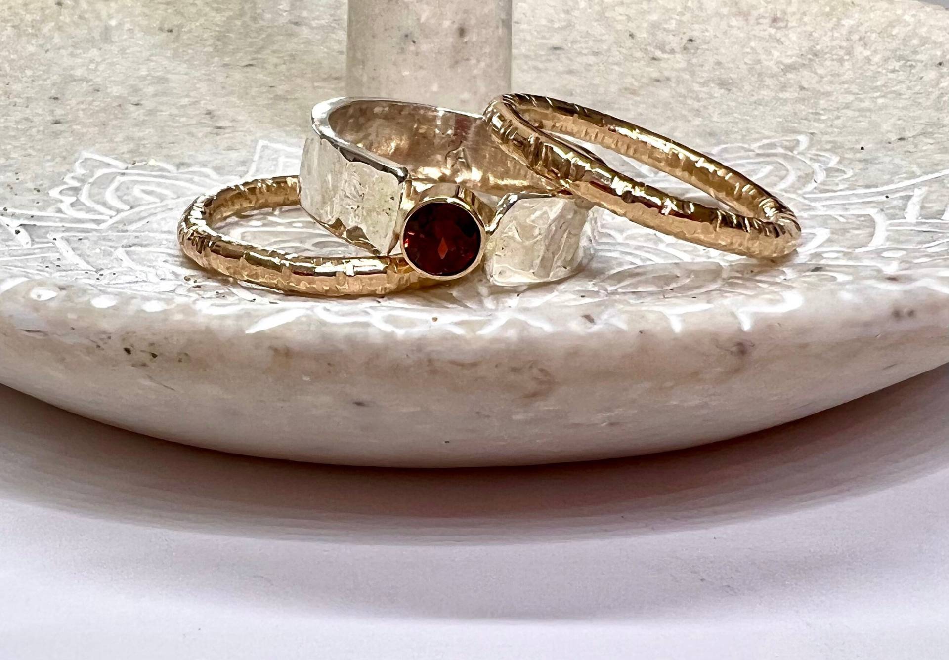 Granat Solitär Ring Set, Silber Und Gold Ringe, Januar Geburtsstein, Einzigartiges Ehering Personalisiertes Geschenk, Breites Band, Geschenk Freundin Granat Solitär Ring Set, Silber Und Gold Ringe, Januar Geburtsstein, Einzigartiges Ehering Personalisiertes Geschenk, Breites Band, Geschenk Freundin von MulkaArts