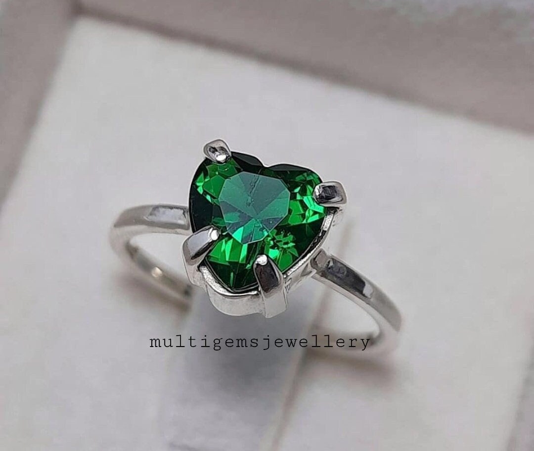 Lab Created Smaragd Ring 925 Sterling Silber Grün Herz Form Edelstein Vintage Handgemacht Minimalistisch Solitär von Multigemsjewellery