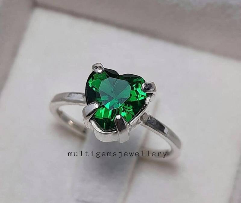 Lab Created Smaragd Ring 925 Sterling Silber Grün Herz Form Edelstein Vintage Handgemacht Minimalistisch Solitär von Multigemsjewellery