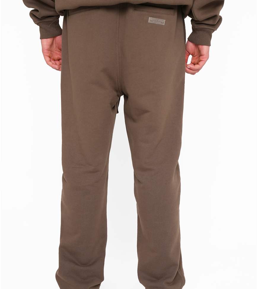 Multiply Apparel - Creased - Jogginghose in Braun mit Siegel-Grafik Multiply Apparel - Creased - Jogginghose in Braun mit Siegel-Grafik von Multiply Apparel