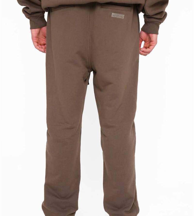 Multiply Apparel - Creased - Jogginghose in Braun mit Siegel-Grafik von Multiply Apparel