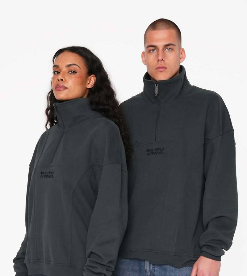 Multiply Apparel - Day Explorer - Oversize-Polohemd in Schwarz mit kurzem Reißverschluss von Multiply Apparel