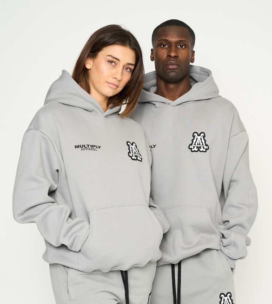 Multiply Apparel - Initials - Oversize-Kapuzenpullover in ultimativem Grau Multiply Apparel - Initials - Oversize-Kapuzenpullover in ultimativem Grau von Multiply Apparel