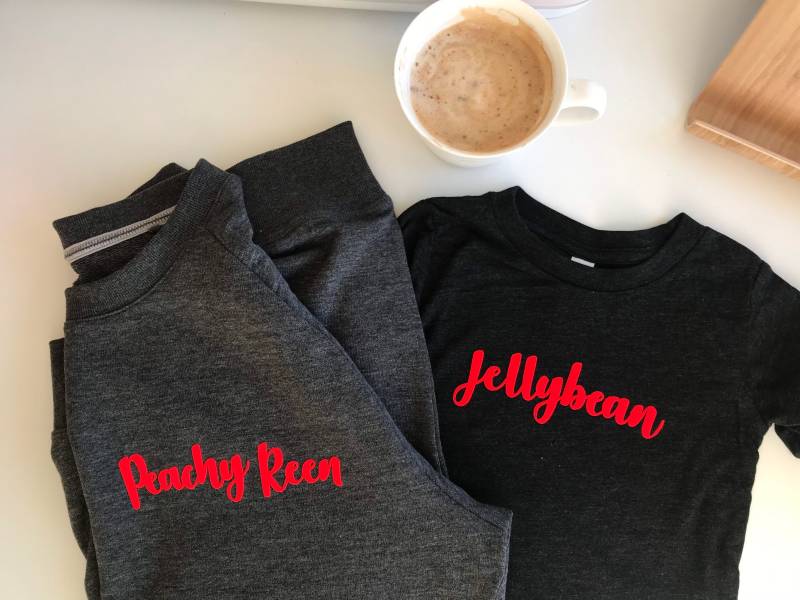 Erwachsene Und Kinder, Die Passenden "Peachy Scharf Geleebonbon' Pullover T-Shirt-Combo. Personalisierung Verschiedenen Farbkombinationen Erhältlich von MummyAndBea