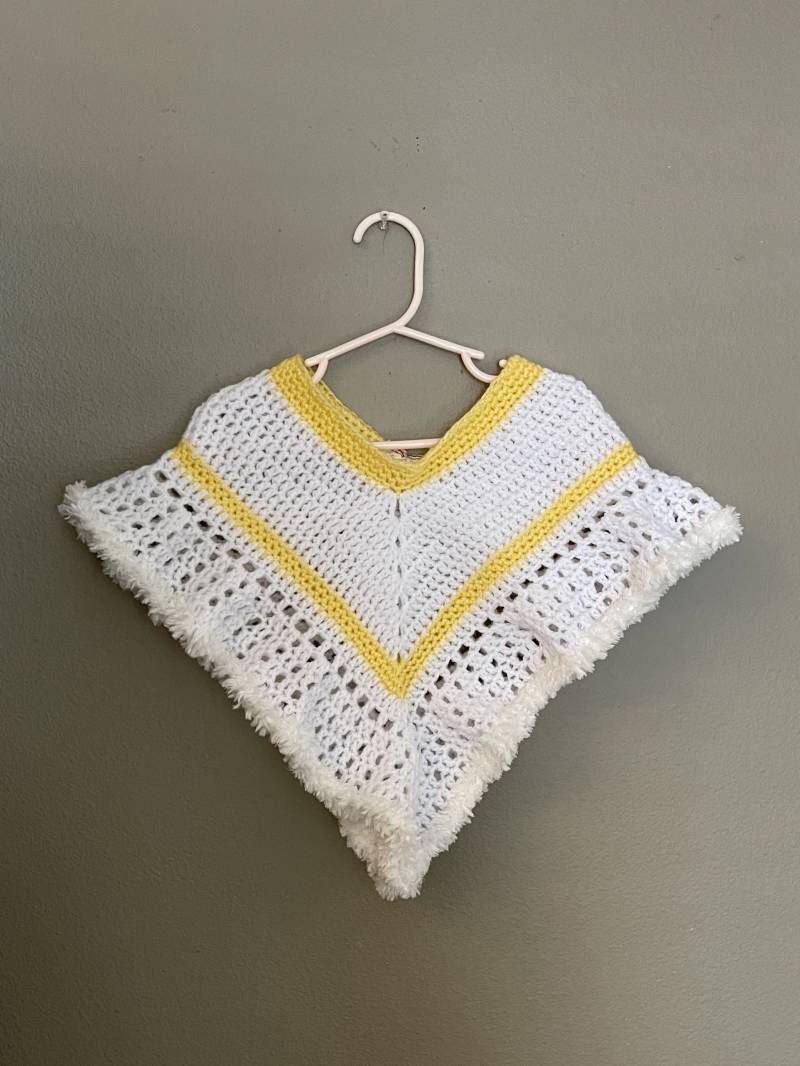 Gehäkelter Poncho Weiß Gelb Handgehäkelt Mädchen Kleinkind One Size Weiches Acrylgarn Gehäkelter Poncho Weiß Gelb Handgehäkelt Mädchen Kleinkind One Size Weiches Acrylgarn von MunandMe