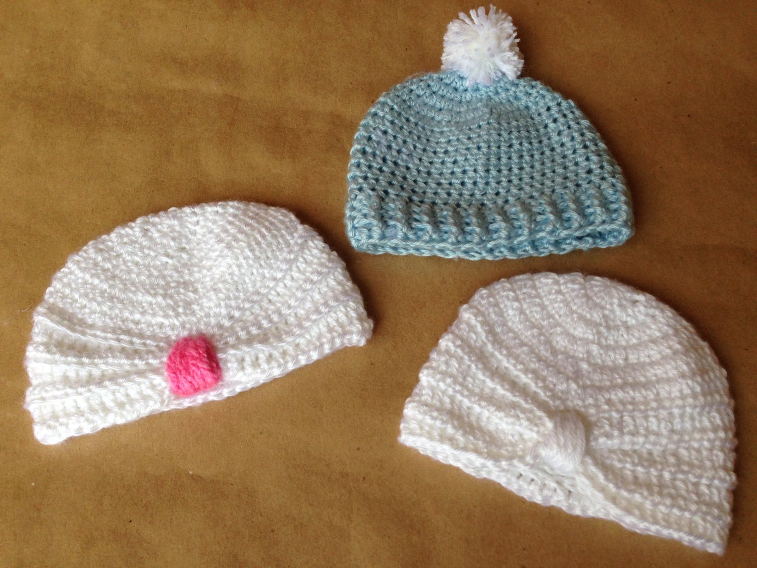 Handgestrickte Kleinkind Turban, Gehäkelte Weiße Mütze, Blaue Geschenke Für Baby, Pom Babys Mützen, Weihnachtsgeschenk, Baby-Dusche-Geschenk von MunandMe