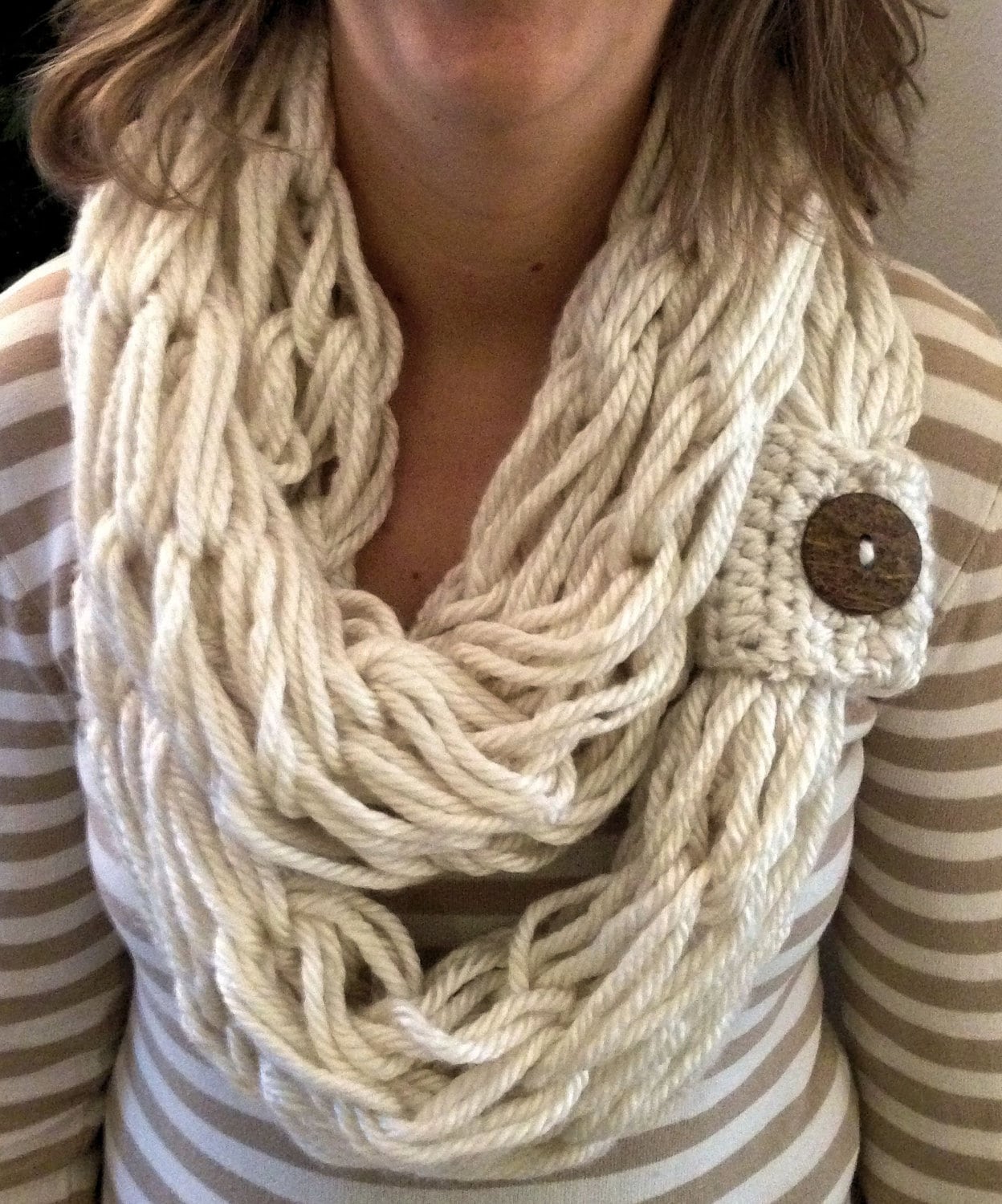 Handgestrickter Gestrickter Schal/ Boho/ Mode Accessoire/ Kokosnuss Knopf Handgestrickter Gestrickter Schal/ Boho/ Mode Accessoire/ Kokosnuss Knopf von MunandMe