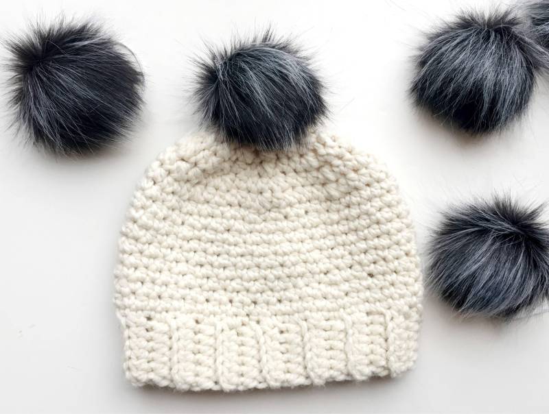 Weiß Bommel Mütze, Kunstfell Poms Geschenk, Wintermode, Häkel Accessoires von MunandMe