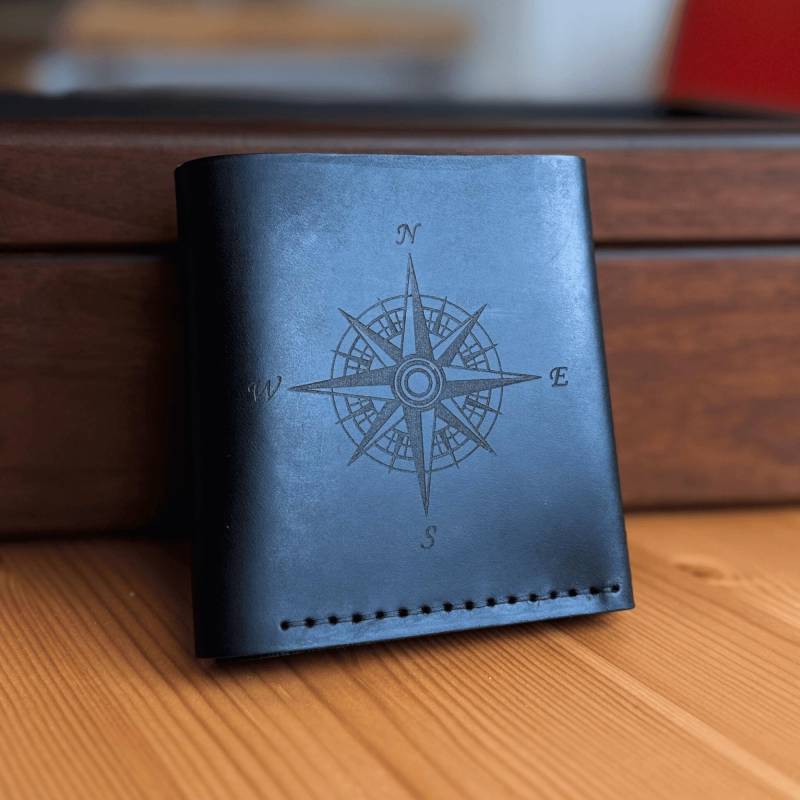 Herren Brieftasche Mit Gravur Aus Leder Windrose, Geldbeutel, Portemonnaie, Handgemachte Personalisierte Geschenke Männer, Crazy Horse von MundiDonorum