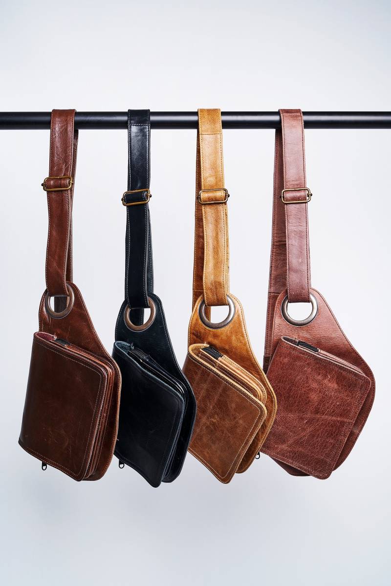 starker Ledergürtel Neues Design. Bauchtasche Leder Erster Qualität Und Clips. Langlebige Ykk-Reißverschlüsse. Festival-Outfit starker Ledergürtel Neues Design. Bauchtasche Leder Erster Qualität Und Clips. Langlebige Ykk-Reißverschlüsse. Festival-Outfit von MundoAnoushka