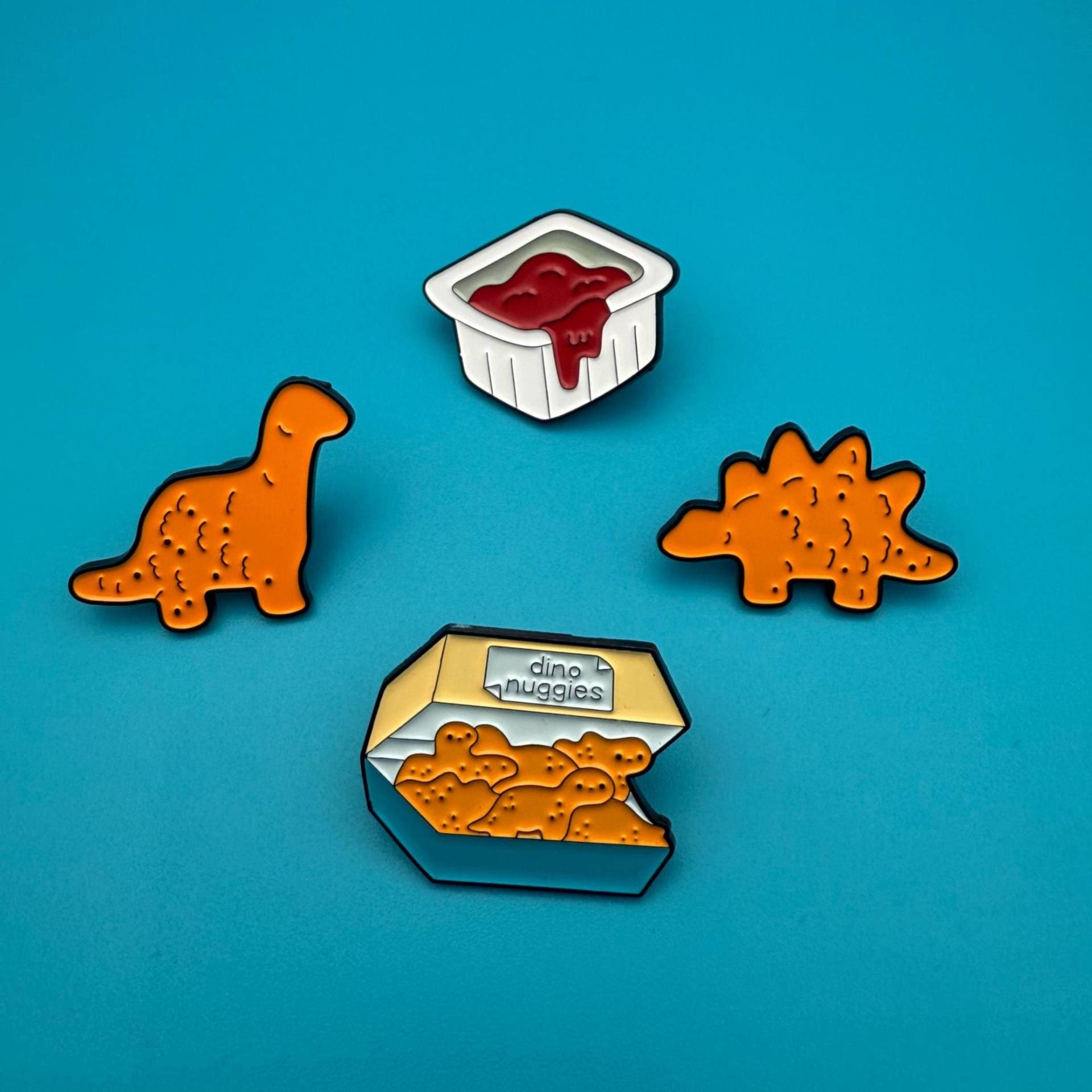 Dino Nuggies Pin Set - Lustige Nuggets Enamel Pins Mit Ketchup, Nostalgie Meme Anstecker, Geschenk Für Fans & Millennials von MunichPigeonGang